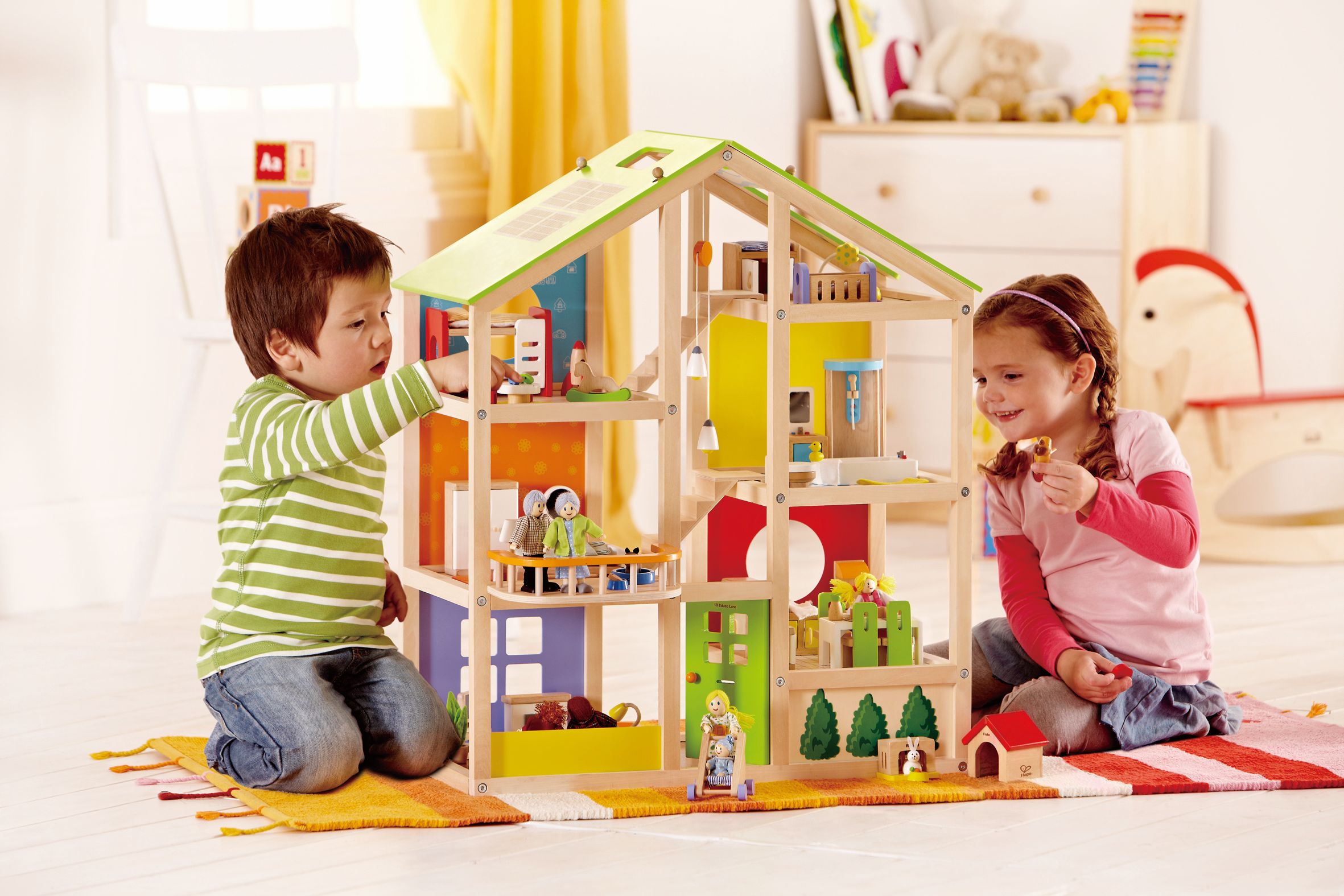 Hape poppenhuis 4 seizoenen gemeubileerd
