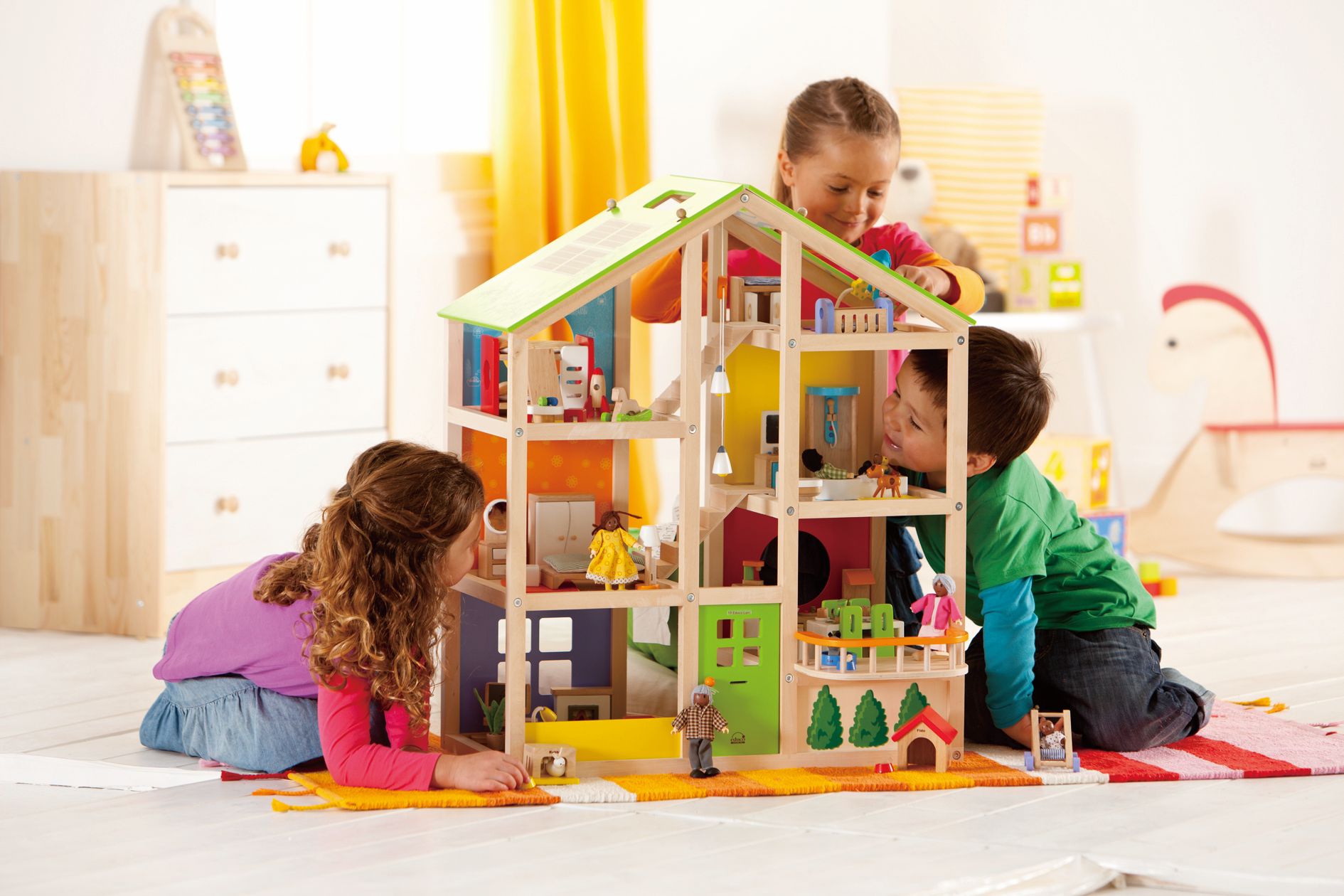 Hape poppenhuis 4 seizoenen gemeubileerd