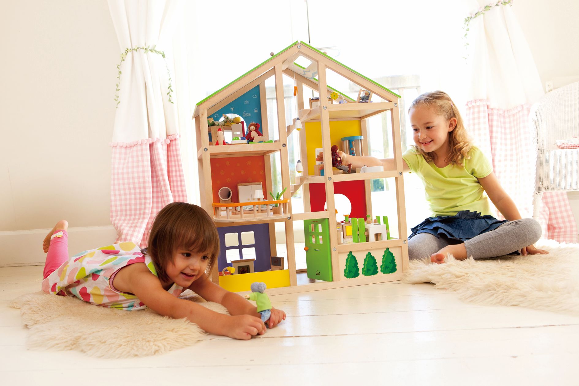 Hape poppenhuis 4 seizoenen gemeubileerd
