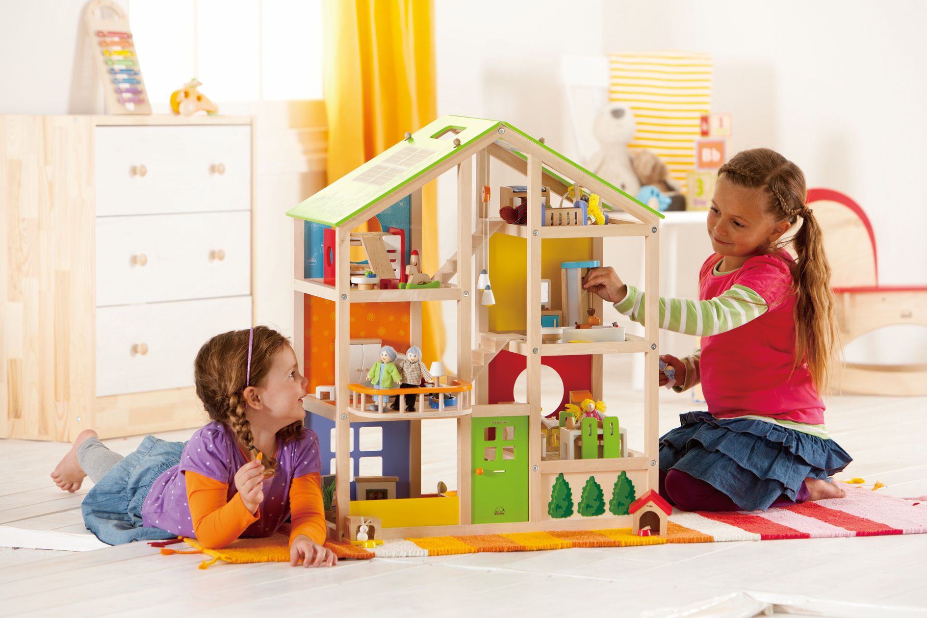 Hape poppenhuis 4 seizoenen gemeubileerd