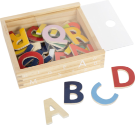 Magnetische houten letters in opbergkistje