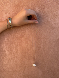 White shell necklace