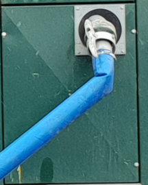 Plat oprolbare blauwe PVC afvoerslang | waterpompslang | bouwslang | diameter 2,75" - 70 mm | ROL = 50 METER | € 3,10 per meter