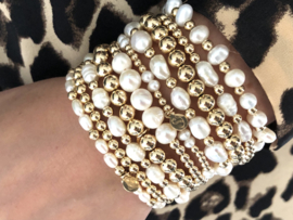 Armband Anna met real gold plated balletjes en witte ovale zoetwaterparels