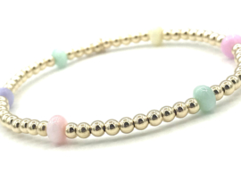 Armband Elodie met luxe parelmoer wieltjes en goudkleurige real gold plated bolletjes