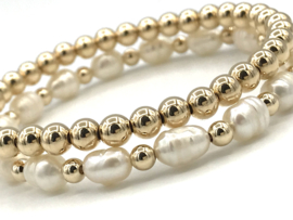 Armband Karlijn met real gold plated balletjes en 3 witte ovale zoetwaterparels