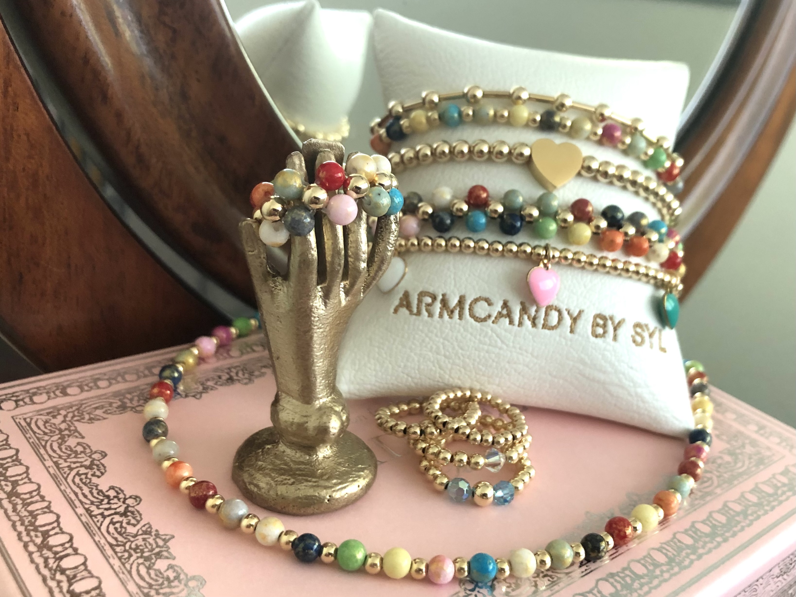 Stretch ring Zehra gemstone met real gold plated balletjes en gekleurde jade edelsteen