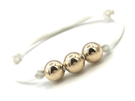 Armband Silk wit met real gold plated balletjes op satijnkoord