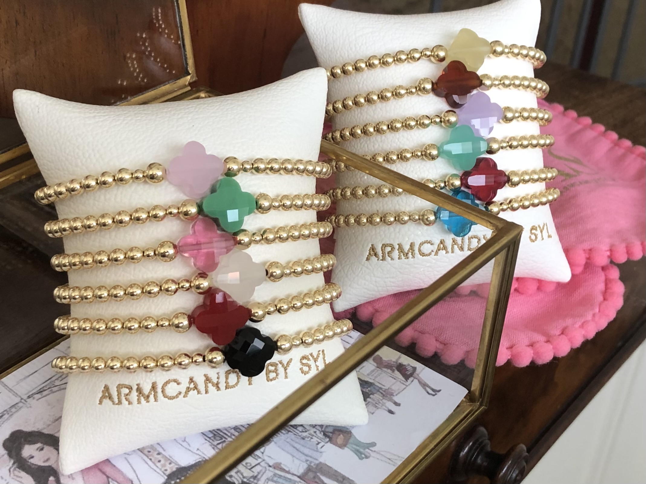 Armband Lizzie black met goudkleurige real gold plated balletjes en zwart klavertje