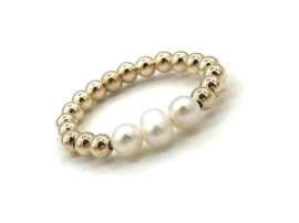 Stretch ring Mina met real gold plated balletjes en witte zoetwaterpareltjes