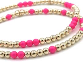 Armband Mirte met real gold plated balletjes en neon roze Swarovski pareltjes