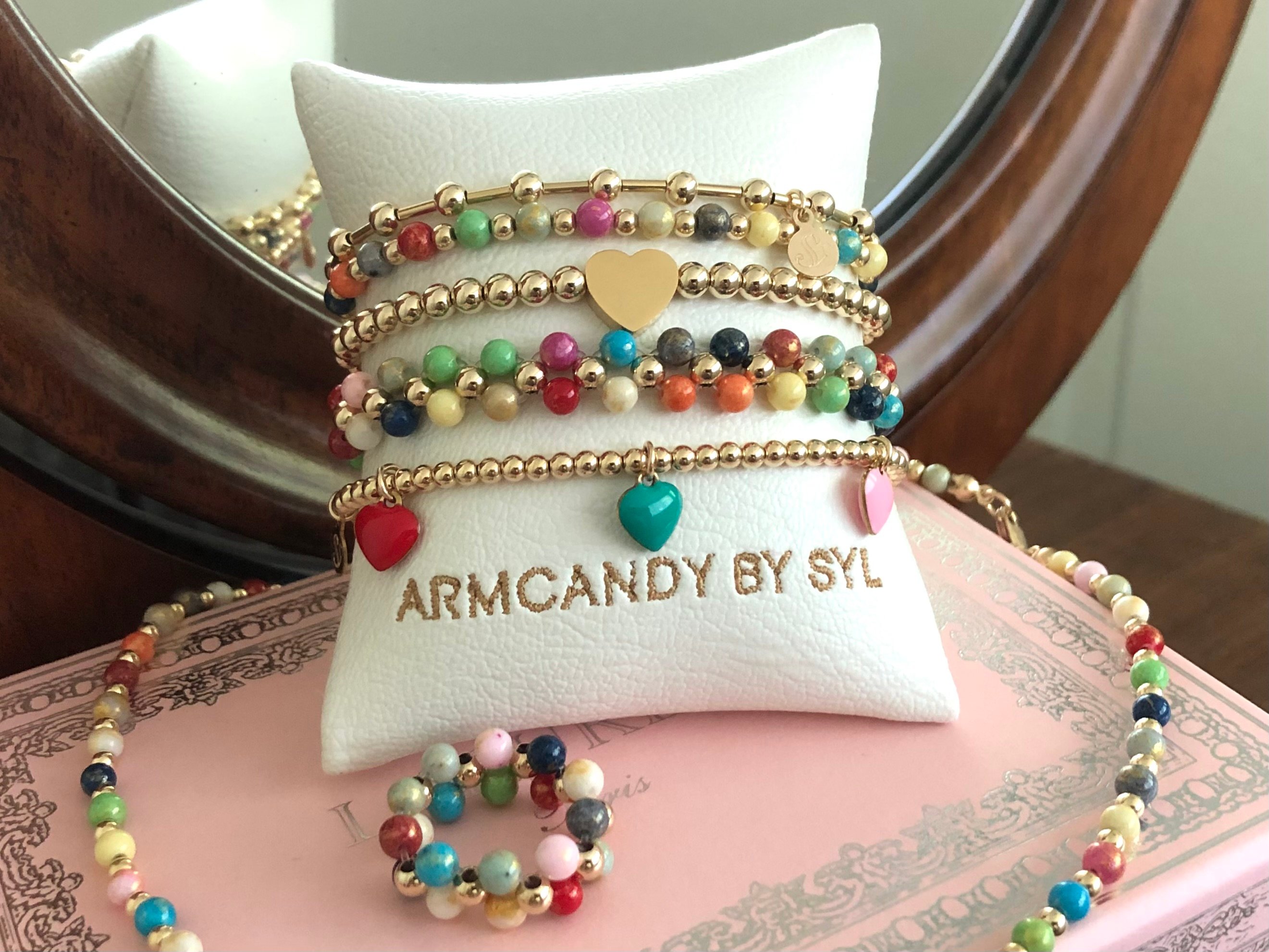 Armband Macy met real gold plated balletjes en gekleurde bedel hartjes
