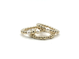 Stretch ring Norah met real gold plated balletjes en witte zoetwaterpareltjes