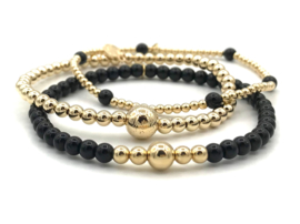 Armband Maud met kleine real gold plated balletjes en zwarte onyx edelsteen