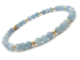 Armband Marit met licht blauwe jade edelsteen en real gold plated balletjes