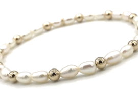 Armband Anna met real gold plated balletjes en witte ovale zoetwaterparels
