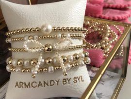 Armband Sanna met real gold plated balletjes en witte zoetwaterparels