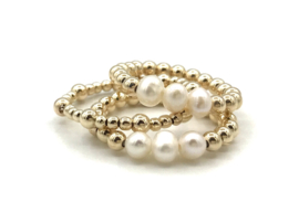 Stretch ring Mina met real gold plated balletjes en witte zoetwaterpareltjes