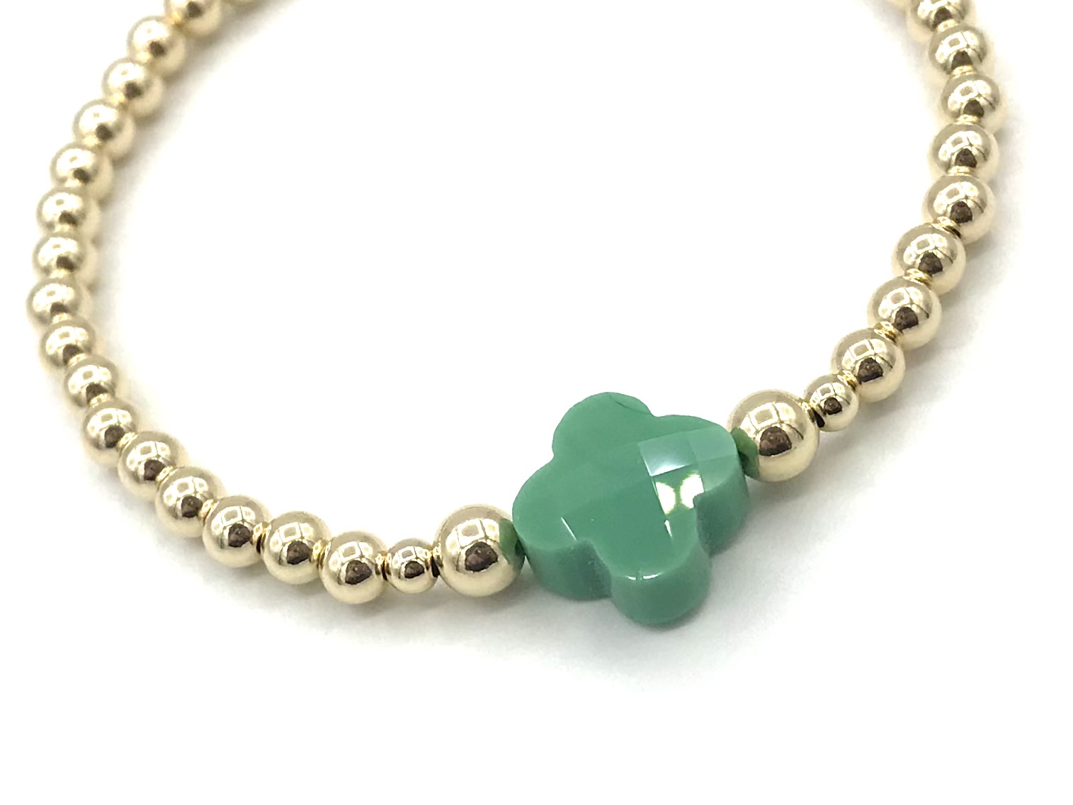Armband Lizzie green met goudkleurige real gold plated balletjes en groen klavertje