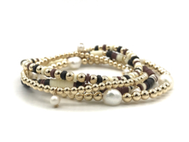 Armband Hira met real gold plated balletjes en grote witte zoetwaterparels