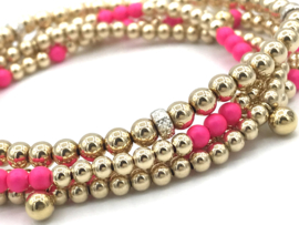 Armband Mirte met real gold plated balletjes en neon roze Swarovski pareltjes