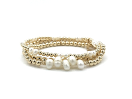 Armband Mina met real gold plated balletjes en witte zoetwaterparels