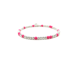 Armband Mirte met Sterling zilveren balletjes en neon roze Swarovski pareltjes