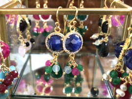 Oorbellen met rozet van blauwe saffier edelsteen en druppel van groene jade