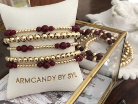Armband Asiya met real gold plated bolletjes en facet geslepen bordeaux rood chalcedoon edelsteen