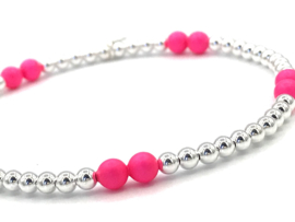 Armband Milena met Sterling zilveren balletjes en neon roze Swarovski pareltjes