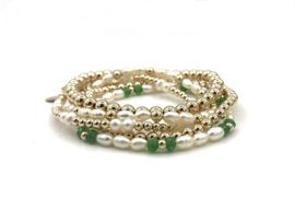 Armband Mariam met real gold plated balletjes, groene jade en witte ovale zoetwaterparels