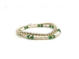 Armband Mariam met real gold plated balletjes, groene jade en witte ovale zoetwaterparels