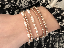 Armband Jazzlyn met rosé gold plated balletjes en zoetwaterpareltjes