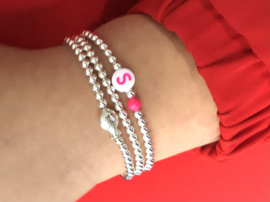 Armband met balletjes van écht zilver en neon roze letterkraal