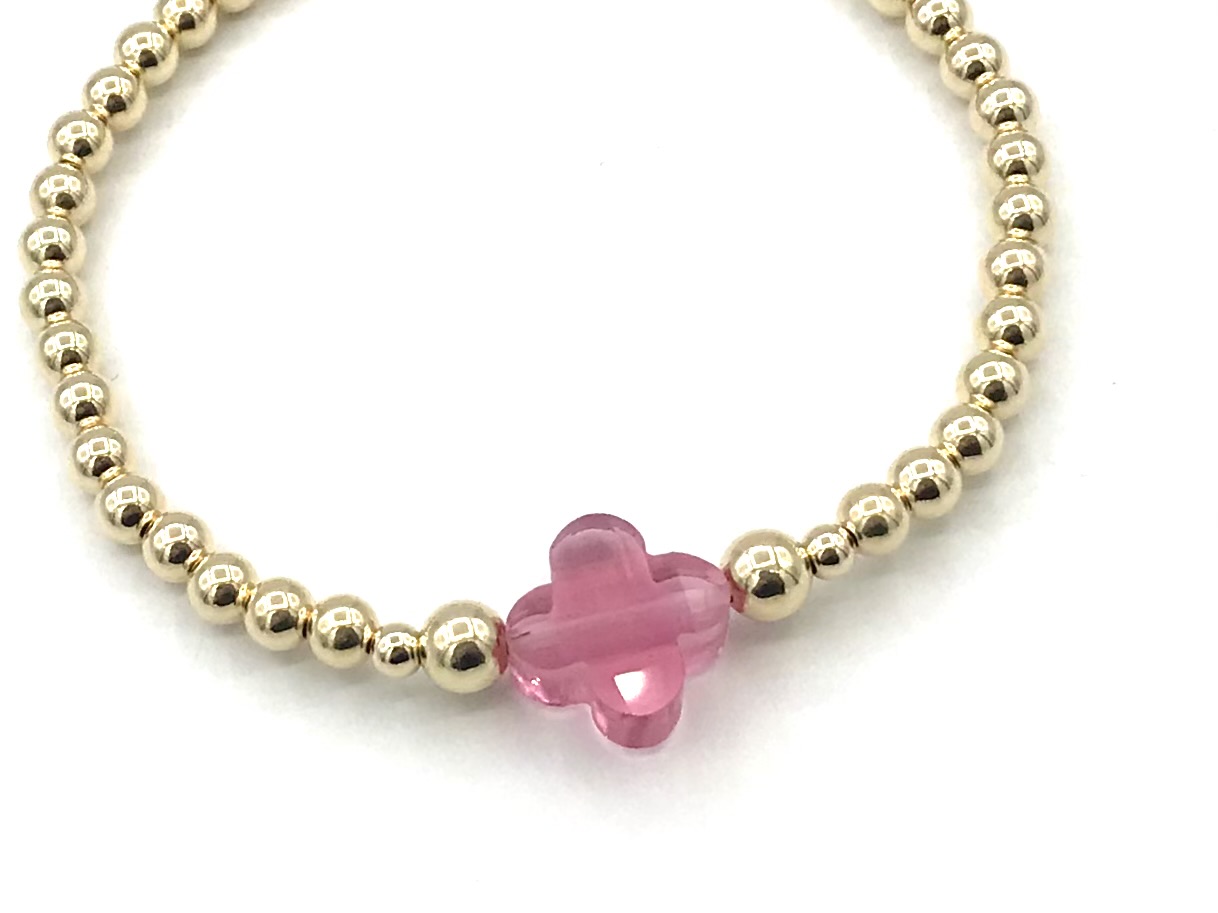 Armband Lizzie pink met goudkleurige real gold plated balletjes en roze klavertje