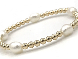 Armband Hira met real gold plated balletjes en grote witte zoetwaterparels