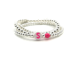 Armband met balletjes van écht zilver en neon roze letterkraal