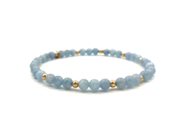 Armband Marit met licht blauwe jade edelsteen en real gold plated balletjes