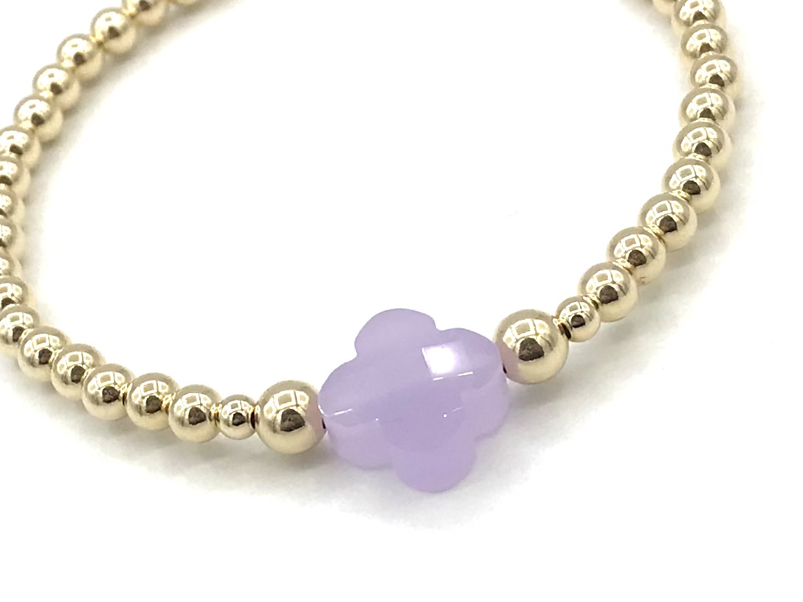 Armband Lizzie lila met goudkleurige real gold plated balletjes en lila klavertje