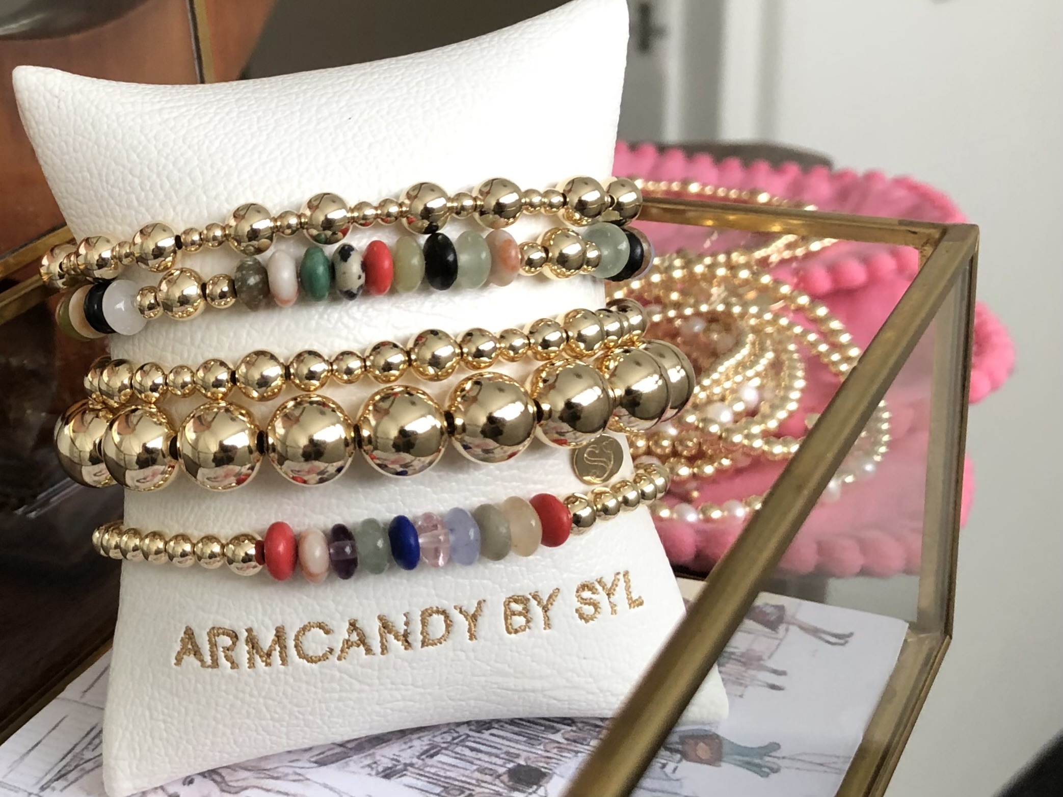 Armband Lonneke met goudkleurige real gold plated balletjes en wieltjes van verschillende edelstenen