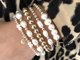 Armband Bella met real gold plated balletjes en 5 grote witte zoetwaterparels