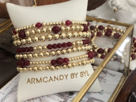 Armband Tuana met real gold plated bolletjes en facet geslepen bordeaux rood chalcedoon edelsteen