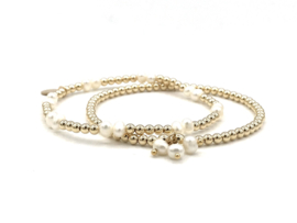 Armband Erva met real gold plated balletjes en bedeltjes van witte pareltjes