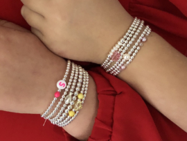 Armband met balletjes van écht zilver en neon roze letterkraal