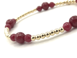 Armband Asiya met real gold plated bolletjes en facet geslepen bordeaux rood chalcedoon edelsteen