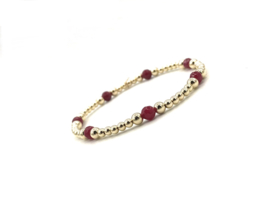 Armband Tuana met real gold plated bolletjes en facet geslepen bordeaux rood chalcedoon edelsteen