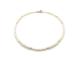 Ketting met real gold plated balletjes en witte zoetwaterparels