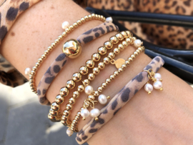 Armband Erva met real gold plated balletjes en bedeltjes van witte pareltjes