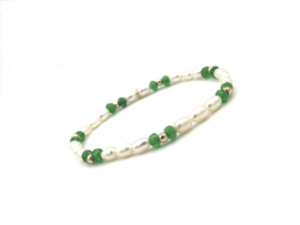 Armband Mariam met real gold plated balletjes, groene jade en witte ovale zoetwaterparels