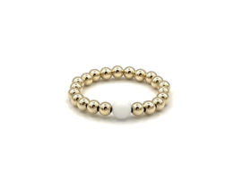 Stretch ring Flore met real gold plated balletjes en matte witte onyx edelsteen